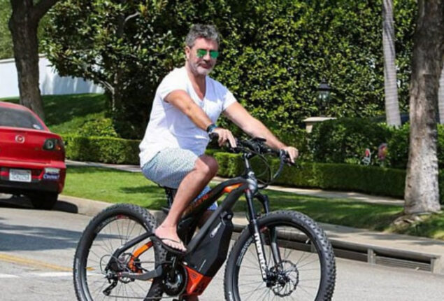 “Officially nuts”: Simon Cowell rides his e-bicycle without helmet