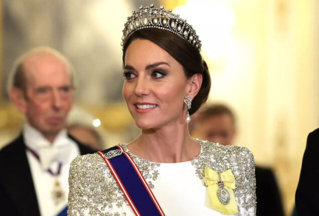 Kate Middleton wears her first tiara in three years at Buckingham Palace banquet