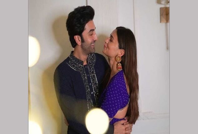 Alia Bhatt makes a romantic move to greet Ranbir Kapoor at the airport