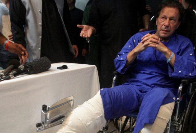 Doctors remove plaster bandage of Imran Khan after check-up