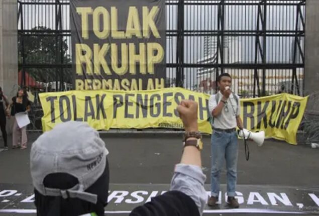 New Indonesian law bans sex outside marriage