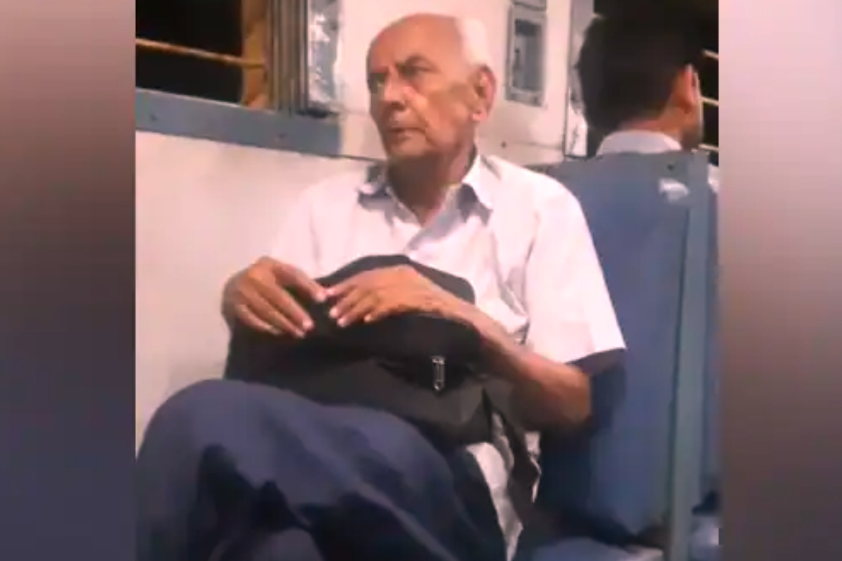 Old Man singing 'Tum Hi Aana' Train Performance