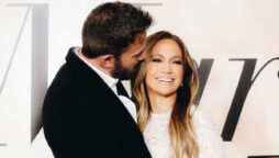 Ben Affleck, Jennifer Lopez reportedly sing Christmas song at party