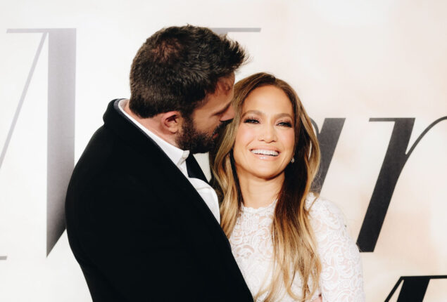Ben Affleck, Jennifer Lopez reportedly sing Christmas song at party
