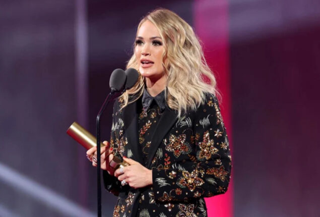 Carrie Underwood surprises viewers at the 2022 People’s Choice Awards by donning a sparkly suit