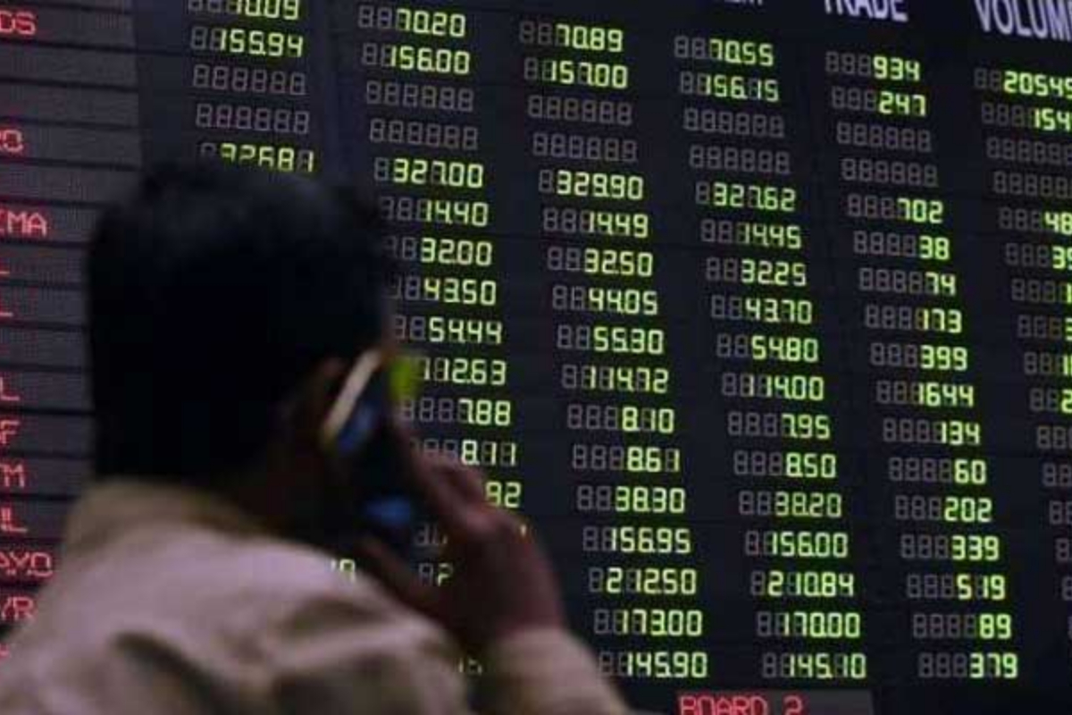 PSX sheds 557 points over political, economic upheaval