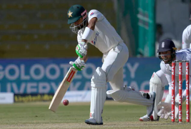 England is in lead as Pakistan bats first in third Test