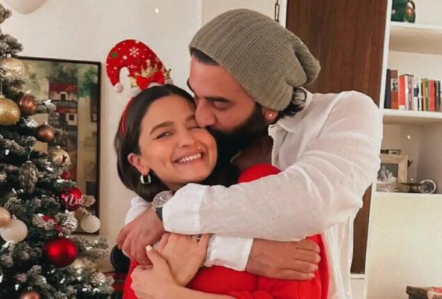 Christmas Pics: Ranbir Kapoor embraces & kisses Alia Bhatt