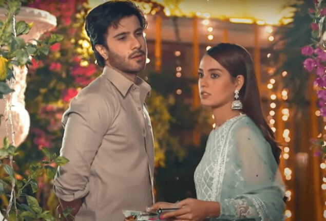 Iqra Aziz makes point of not working with Feroze Khan