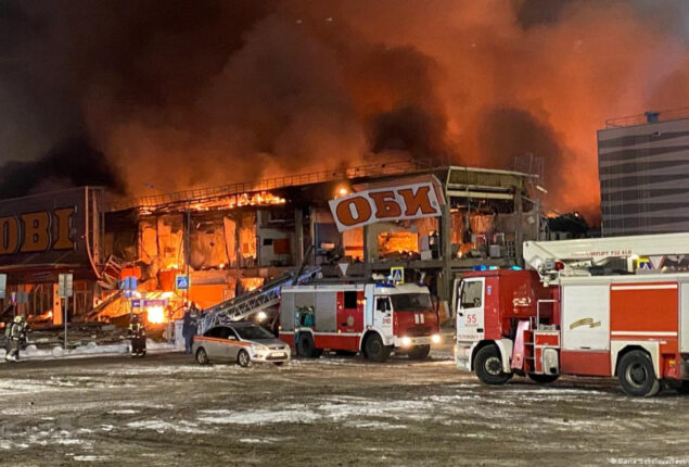 Huge fire engulfs Mega Khimki near Moscow