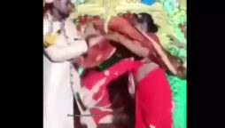 Bride slaps groom after he makes her eat mithai : Viral Video