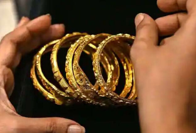 Gold hits historic high of Rs171,400/tola