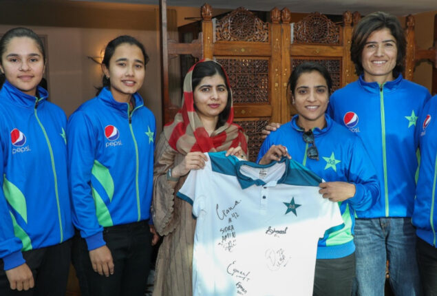 Malala Yousafzai meets with Pakistan Women cricketers
