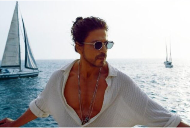 SRK tweets: From AbRam’s Christmas to Pathaan’s trailer