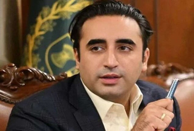 Bilawal Bhutto Zardari pays homage to Benazir Bhutto 