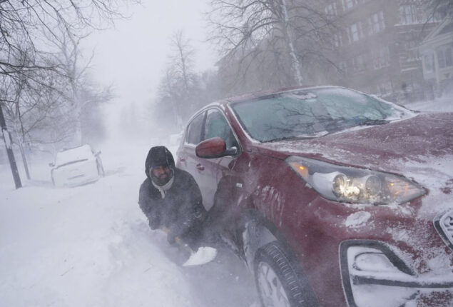 New Yorkers traps in automobiles by US winter storm