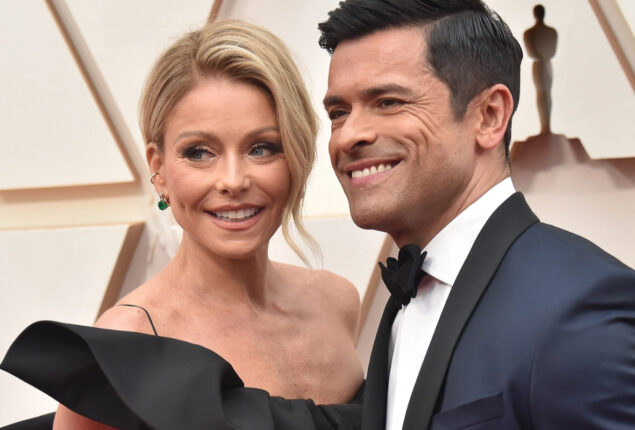 Kelly Ripa shared her throwback picture with Mark Consuelos