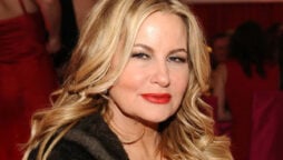 Jennifer Coolidge gets bleeped, standing ovation at Golden Globes’23