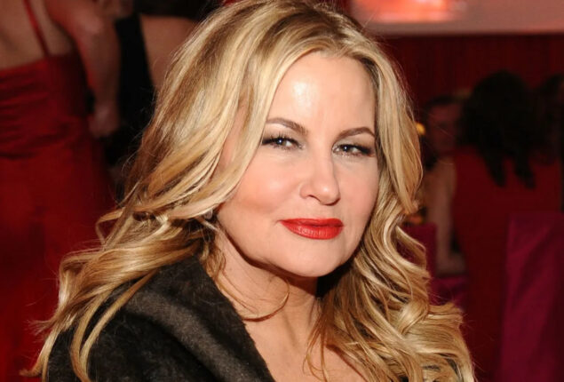 SNL: Jennifer Coolidge is impressed by christmas in new sketch
