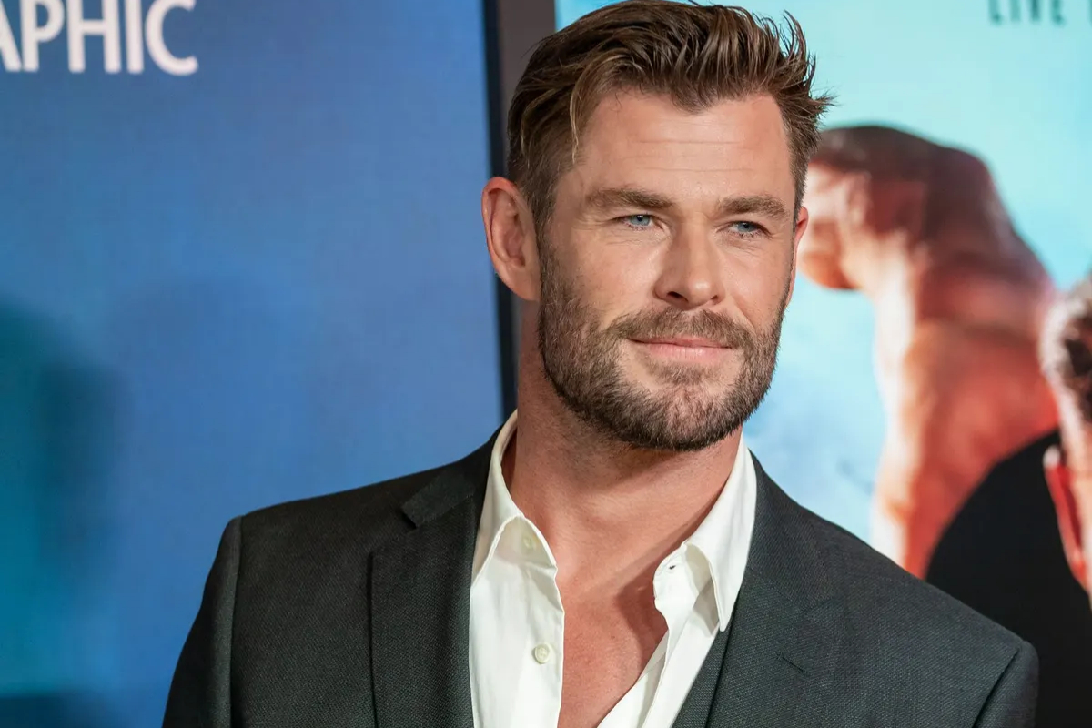 chris hemsworth statue