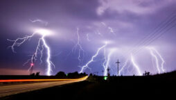 Study explains why lightning has a zigzag pattern