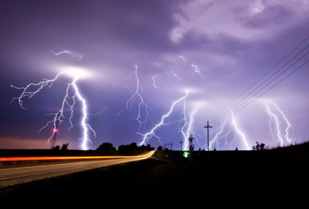 Study explains why lightning has a zigzag pattern