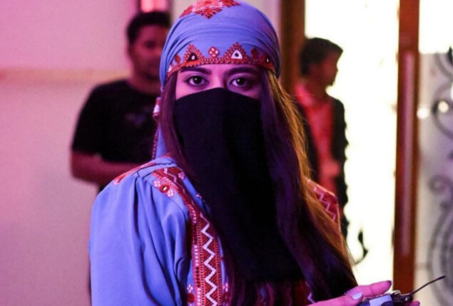 Eva B applauded for attending show in traditional Baloch attire