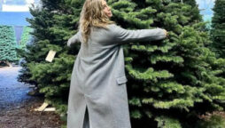 Jennifer Aniston turns on her Christmas mood