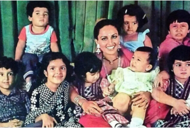 Hrithik Roshan, and other star kids pose with Reena Roy in photo