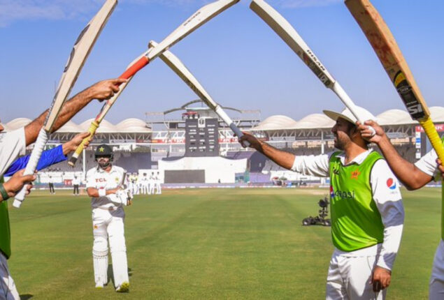 Azhar Ali gets a guard of honour as he leaves the field for last time