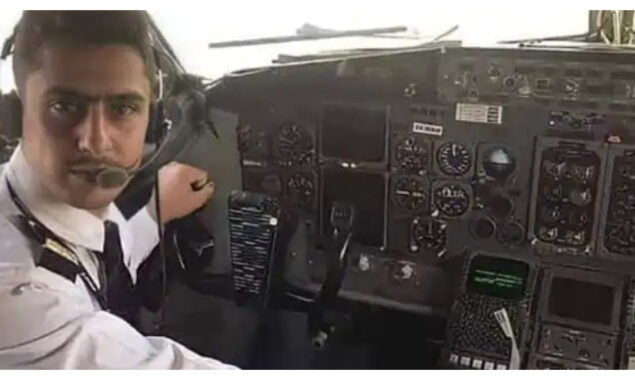 Man fulfilled his mother's wish to take her to Makkah by becoming a pilot