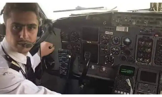 Man fulfilled his mother’s wish to take her to Makkah by becoming a pilot