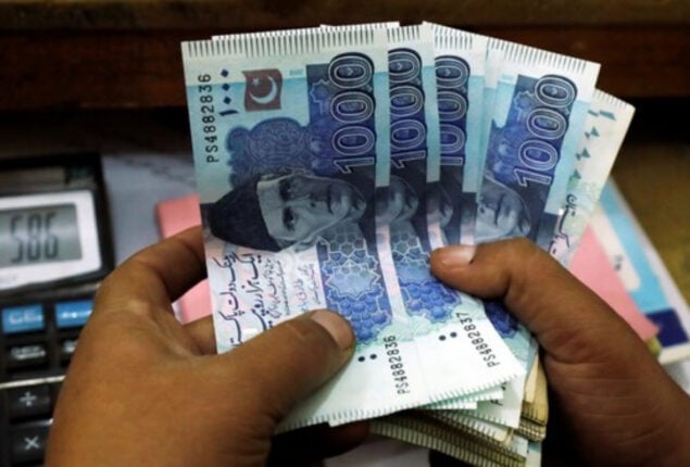 Rupee continues to drop in interbank