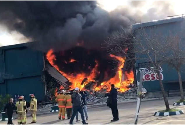 Massive fire breaks out in a Moscow suburb shopping centre