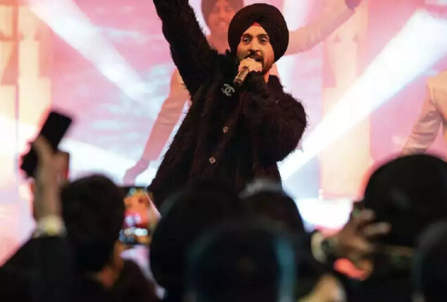 Kartik Aaryan, Vijay Varma & others enjoy great time at Diljit Dosanjh’s concert
