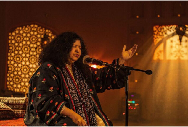 Abida Parveen performs Sufi music Tu Jhoom Jhoom in concert