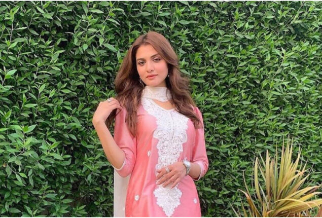 Faiza Khan dances to famous song ‘Aap Jaisa Koi’
