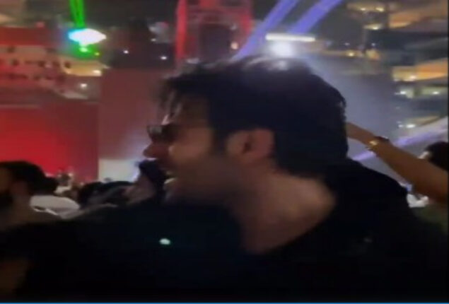Kartik Aaryan dances like a pro to Sauda Khara Khara at a concert