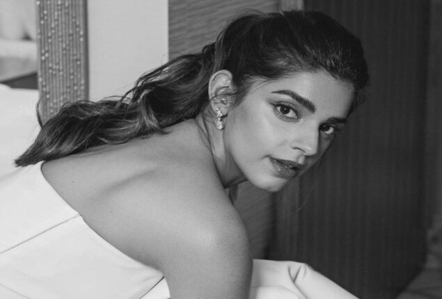 Sizzling monotone pictures of Sanam Saeed goes viral