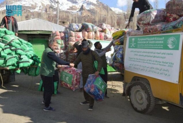 KSrelief distributes 400 winter bags in Pakistan