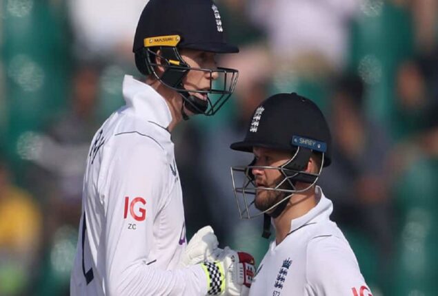 English lead against Pakistan, thanks to Duckett and Crawley