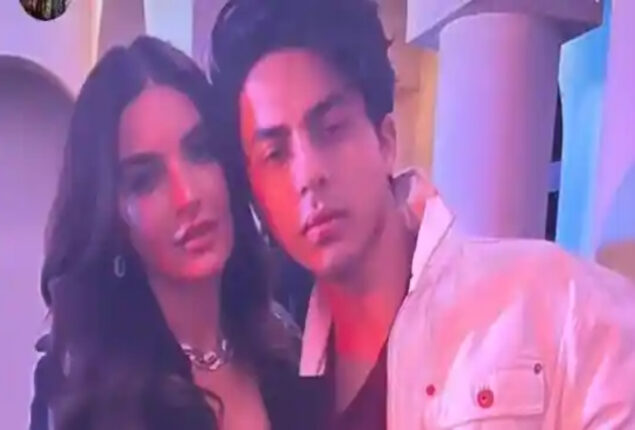 Aryan Khan poses with Pakistani actor Sadia Khan in New Year pic