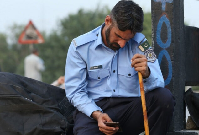 Islamabad admin stops policemen to use mobile phones
