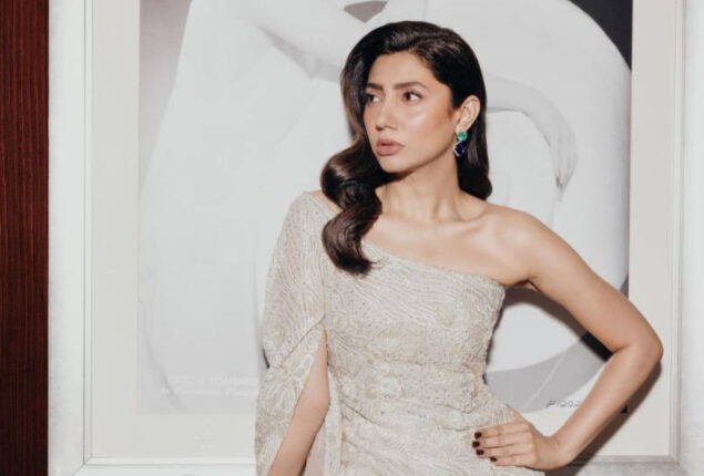 Mahira Khan wins hearts of her young admirers to latest interaction