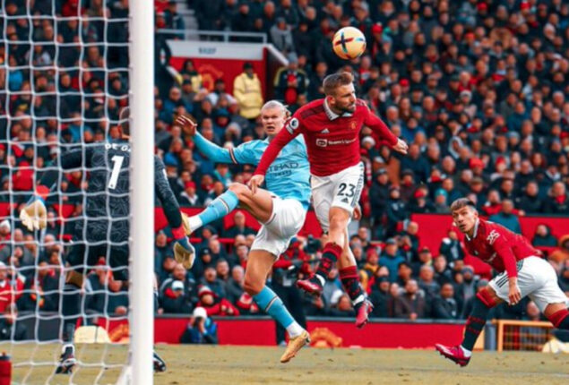 Manchester United defeated Manchester City by 2-1