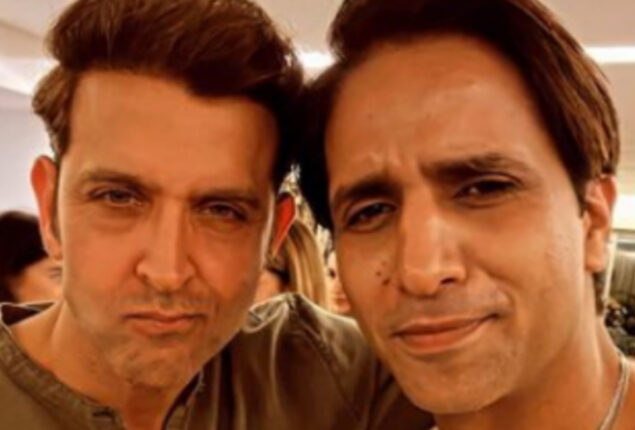 Hrithik Roshan poses with Sussanne Khan’s boyfriend, Arslan Goni, see photo