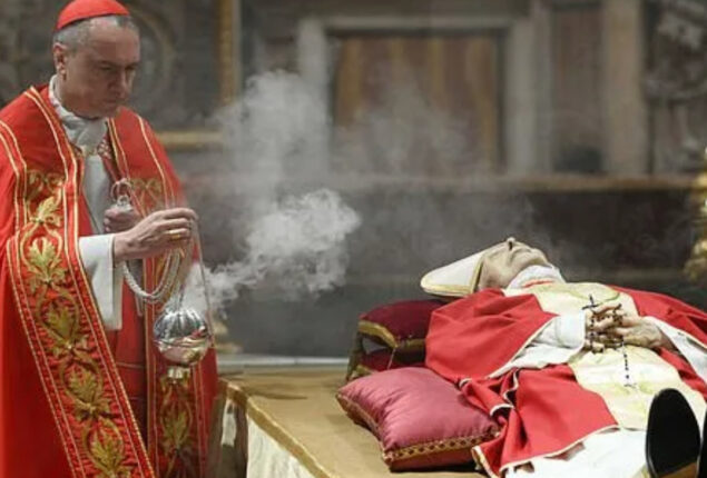 Thousands pays respect Pope Benedict XVI at Vatican