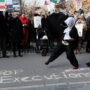 Iranian protesters gathers outside prisoner to stop execution