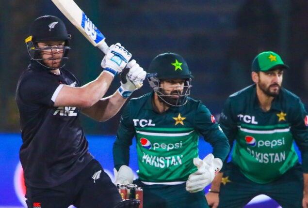 New Zealand beat Pakistan by 2 wickets, clinch the ODI series