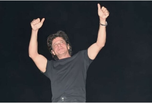 Shah Rukh Khan thanked his fans outside Mannat